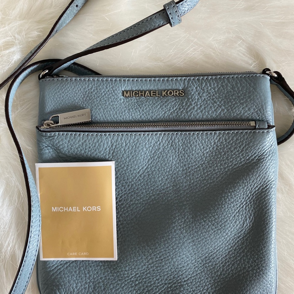 Michael Kors: RILEY SMALL FLAT CROSSBODY